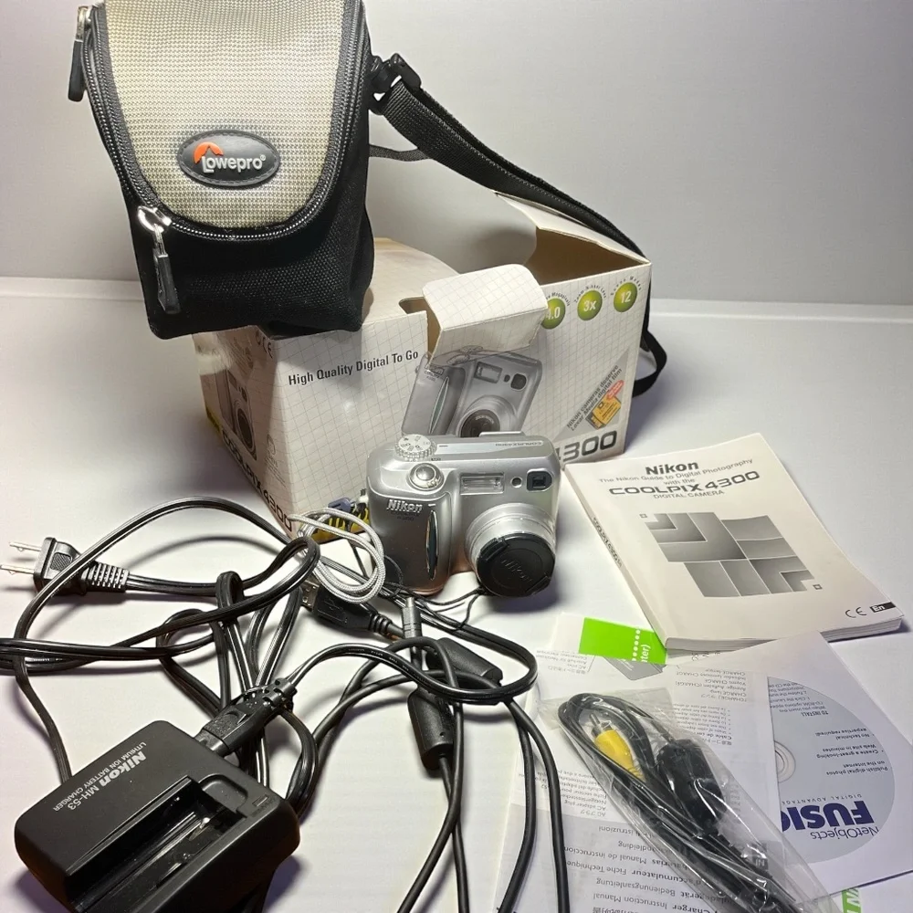 NIKON Coolpix 4300 Complete Camera Package - Silver - MINT with camera bag